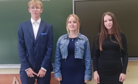 NAŚLADUJĄC DEMOSTENESA…