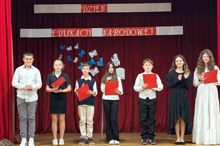 UCZNIOWIE NAUCZYCIELOM 