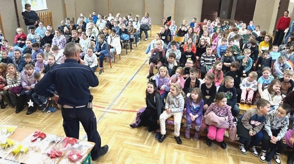 Spotkanie z policjantem w klasach I - III